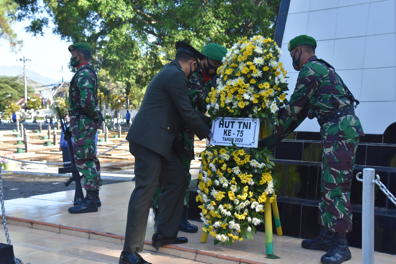 Peringati HUT Ke-75 TNI, Prajurit Korem 073/MKT Laksanakan Ziarah ke Makam Pahlawan 